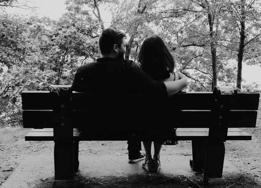 一张男人坐着时捂着头的照片