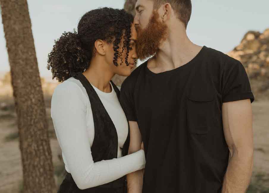 一对黑白跨种族情侣